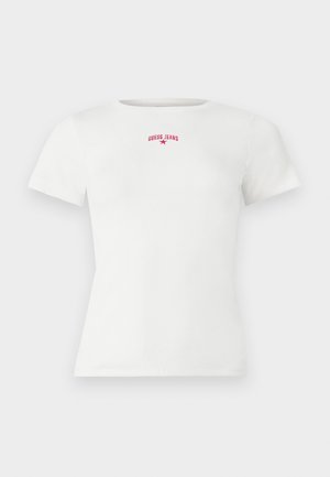 Hvit kortermet ribbestrikket t-skjorte med liten rød "GUESS JEANS" tekst og stjernelogo sentrert nær halsåpningen.