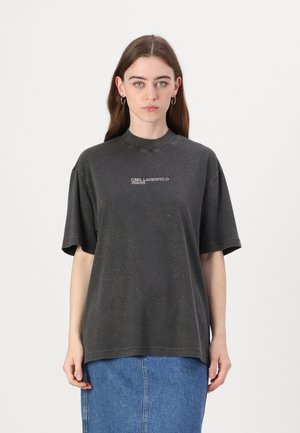 Tamsiai pilkas XXL t-shirt'as su trumpomis rankovėmis, turintis subtilią dėmėtą tekstūrą ir logotipą "KARL LAGERFELD JEANS" ant krūtinės.