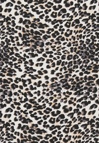 Leopardmönstrad tyg med en vit bakgrund och svarta, bruna och beige fläckar i varierande former och storlekar som tillför textur och kontrast.