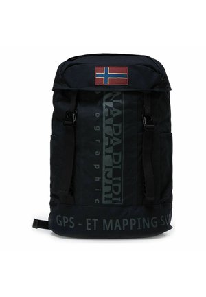 Schwarzer Napapijri-Rucksack mit norwegischem Flaggen-Patch, vertikal angebrachtem Logo auf der Vorderseite, Seitentaschen und Frontriemen mit Metallverschlüssen.
