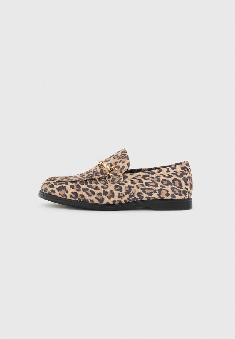Mocassins à imprimé léopard avec des accents en métal doré, texture lisse et semelle en caoutchouc noir, dotés d'un bout rond et d'un design à enfiler.