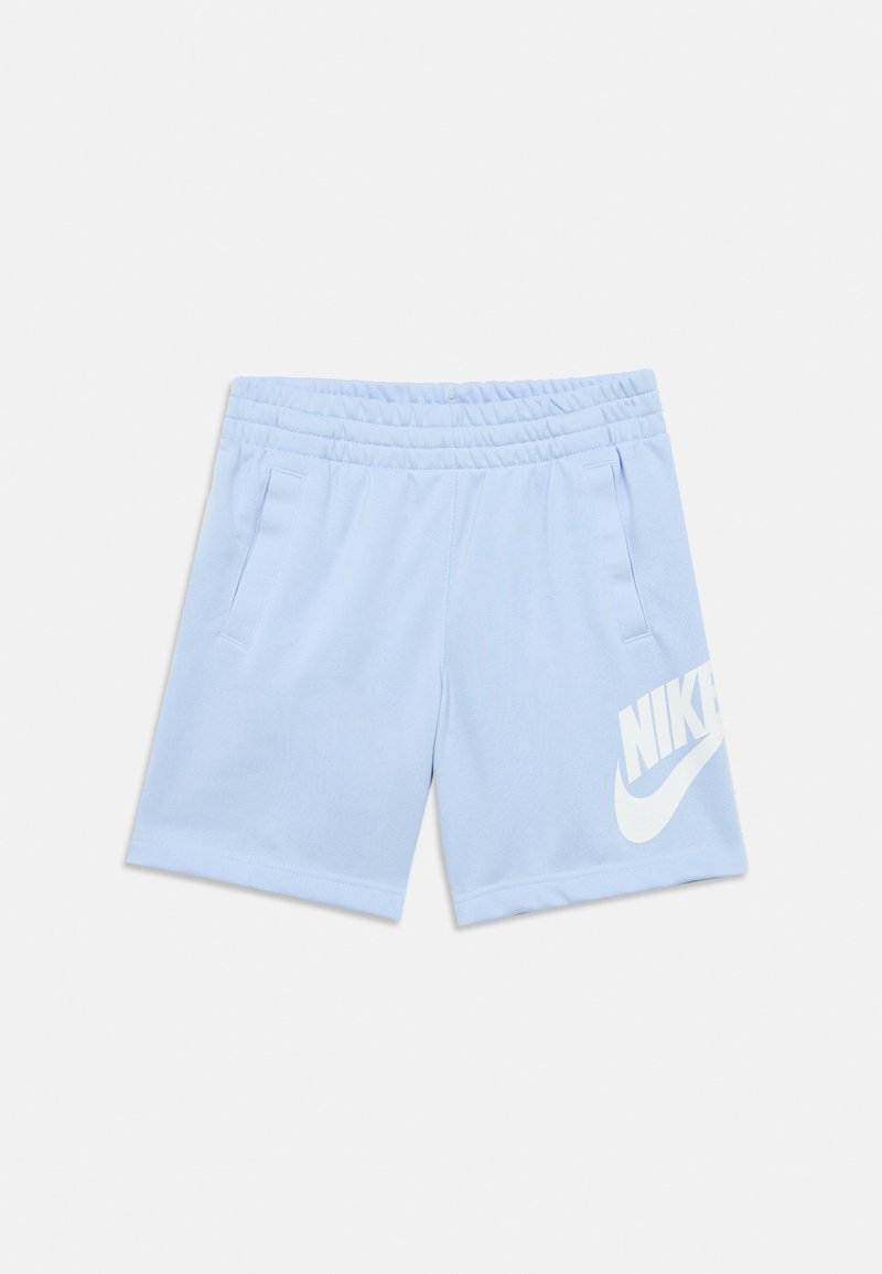 Shorts bleu clair en tissu doux, avec une ceinture élastique, des poches latérales et un grand logo Nike blanc sur la jambe gauche.