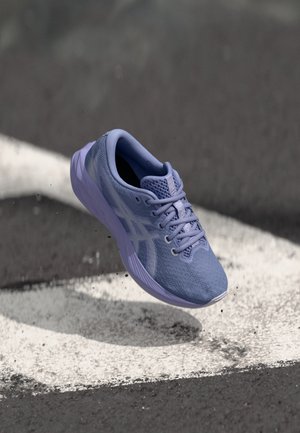 Helle lila Sportschuh mit Obermaterial aus Mesh, abgerundetem Zeh, Schnürdesign und strukturiertem Sohle. Verfügt über einen weißen Logo-Akzent an der Seite.