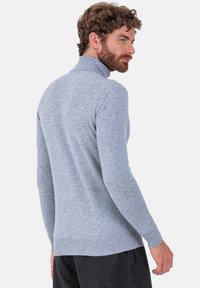 Hellgrauer Rollkragenpullover aus weichem Stoff, mit figurbetontem Schnitt, geripptem Kragen und Bündchen sowie glatter Textur.
