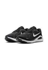 Sneakers atletici neri con tomaia in tessuto liscio, accenti bianchi, colletto imbottito e suola in gomma caratterizzata da un motivo di presa testurizzato.