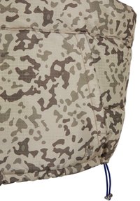 Puffermantel mit Camouflage-Muster aus einem strukturierten, leichten Stoff in Beigetönen und Braun. Mit einem Kordelzug am Saum.