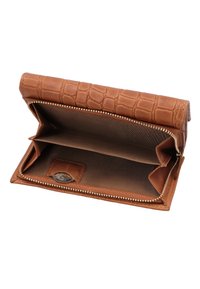 Ruda odinė piniginė su krokodilo raštu, atidaryta, rodoma tuščias skyrius ir viena moneta ziperiu uždaroje kišenėje.