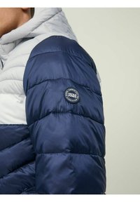 Jack & Jones JJEHERO PUFFER HOOD - Zimní bunda - navy blazer