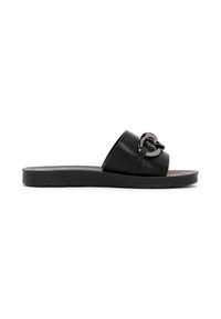 Sandalia de cuero negro con una banda ancha, acento metálico circular, suela plana y textura suave, ideal para uso casual.