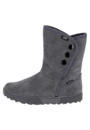 Bottine en velours gris avec un large mollet, dotée de trois boutons noirs sur le côté, semelle en caoutchouc texturé et détails en couture.