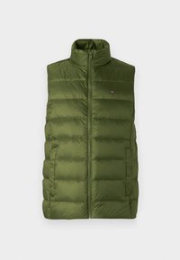 Vesta pufo de culoare verde măsliniu cu guler înalt, închidere cu fermoar frontală și buzunare laterale. Prezintă secțiuni matlasate și un logo mic pe piept.