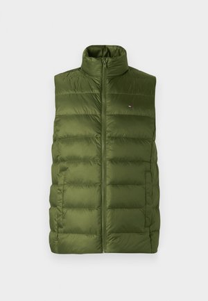 Olive roheline puffer vest kõrge kaelusega, lukuga esiküljel ja küljetaskutega. Omab tikandiga osi ja väike logot rinnal.