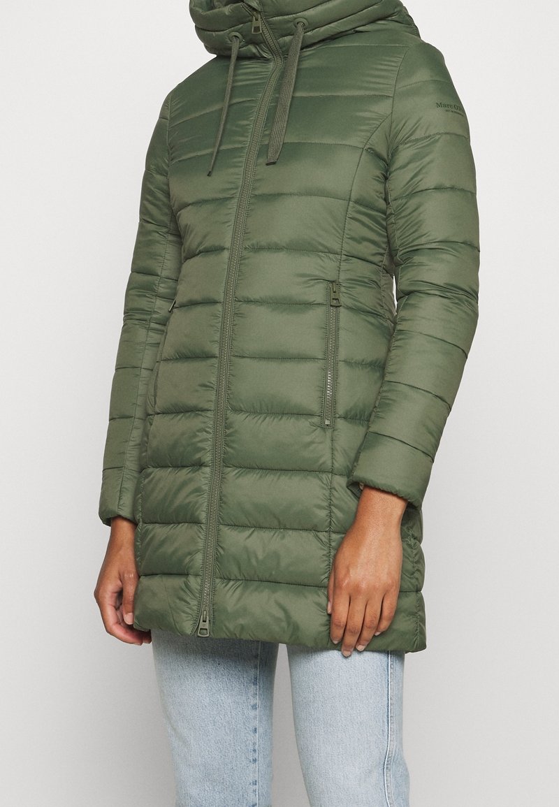 Abrigo acolchado de color verde oliva con cierre de cremallera en el frente, capucha y bolsillos laterales. Presenta costuras horizontales cosidas y una textura ligera acolchada.