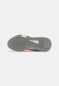 Suola della scarpa con una base in gomma grigia texturizzata, un motivo di grip circolare, caratterizzata da accenti in rilievo e branding impressi.