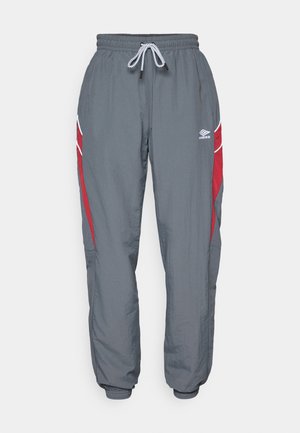 Umbro RELAXED TRACK PANT - Pantaloni sportivi - iron gate/red dahlia/brilliant white