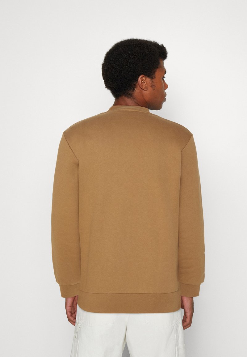 Brauner Baumwollpullover mit langen Ärmeln, Rundhalsausschnitt und gerippten Bündchen. Glatte Textur, schlichtes Design und keine sichtbaren Muster oder Verzierungen.