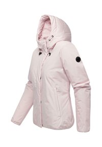 Veste matelassée rose clair avec capuche, accessoires noirs, deux poches latérales et un patch rond noir avec logo sur la manche gauche.