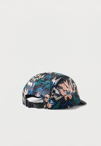 Μαύρο καπέλο από δίχτυ με πολύχρωμο ανθισμένο μοτίβο, ρυθμιζόμενο λουράκι στο πίσω μέρος, απεικονιζόμενο από πίσω σε γωνία, σε απλό φόντο.