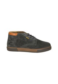 Baskets montantes en daim gris foncé avec semelle marron et patch au talon, lacets, et petite étiquette jaune près des lacets.
