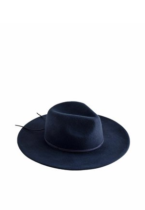 Meriharmaasta villasta valmistettu fedora-hattu, jossa on leveä lieri, sileä pinta ja ohut yhteensopiva nauha kruunun ympärillä. Sisältää kaksi koristeellista narua.