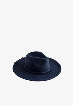 Marineblauwe wollen fedora hoed met een brede rand, een soepele textuur en een dunne bijpassende band om de kroon. Inclusief twee decoratieve strikken.