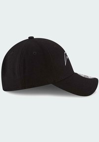 Gorra de béisbol negra con visera curva, hecha de tela con una textura suave y decorada con un diseño en zigzag blanco en el costado.