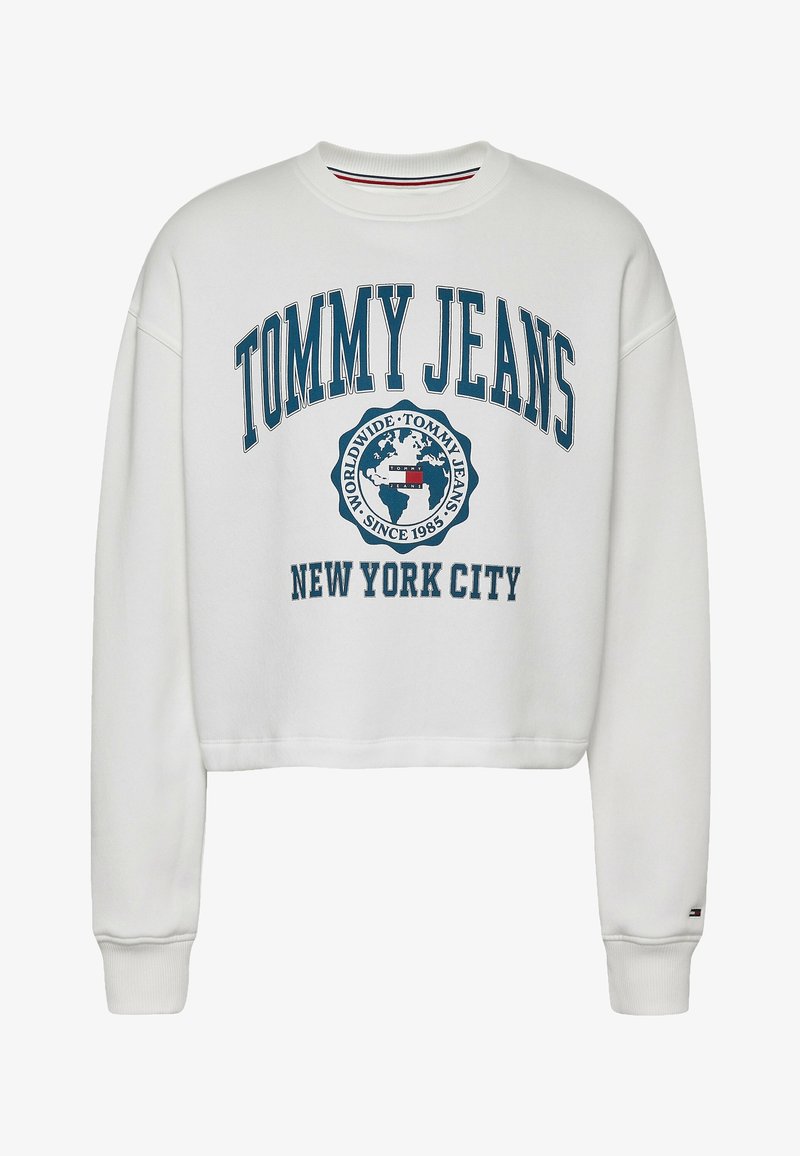 Sweat-shirt court blanc à manches longues avec l'inscription "TOMMY JEANS", illustration d'un globe terrestre et "NEW YORK CITY" en lettres bleues sur le devant.
