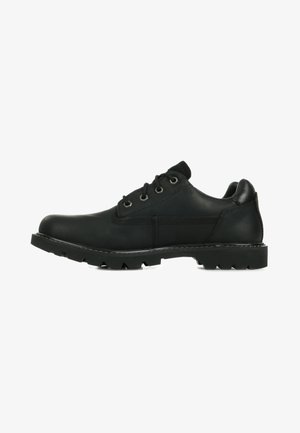 Zwarte leren schoenen met een gladde afwerking, ronde neus, vijf veterogen en een robuuste zool met diepe noppen voor grip.