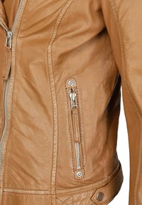 Braune Lederjacke mit einer Reißverschlusstasche, sichtbaren Nähten und einer glatten Textur. Umfasst silberne Beschläge und ein strukturiertes Design.