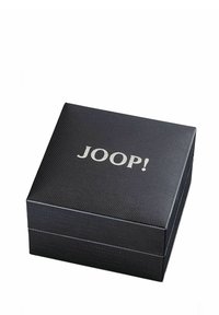 Caja de regalo negra con textura y un logo "JOOP!" plateado en la parte superior, con forma cuadrada y un diseño limpio y minimalista.