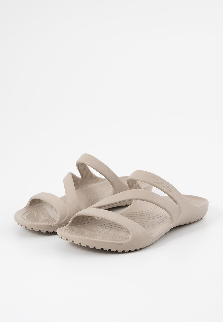 Beżowe syntetyczne sandały o minimalistycznym designie z trzema szerokimi paskami i teksturowaną podeszwą dla lepszej przyczepności i komfortu.