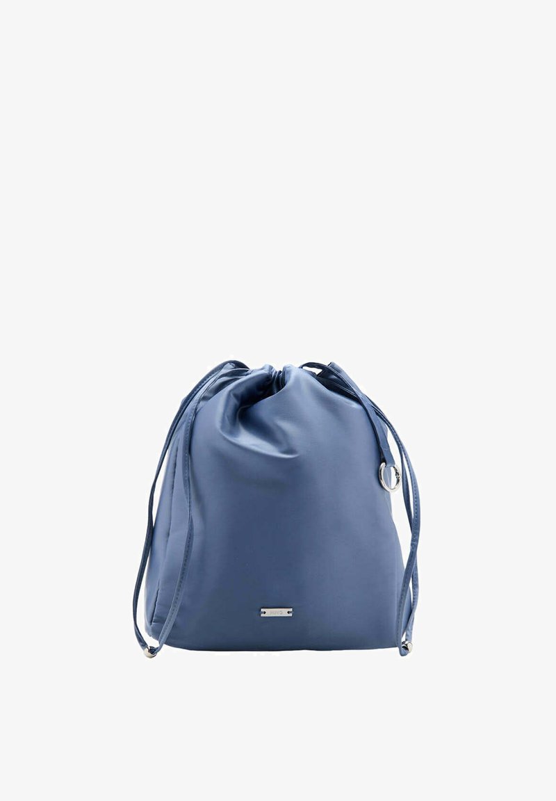 Sac seau bleu à cordon avec fines bretelles et petite plaque de marque argentée au centre avant.