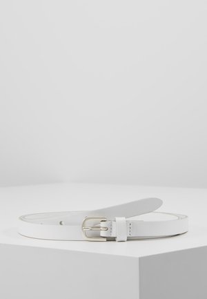 Witte leren riem met zilverkleurige metalen gesp, plat neergelegd op een witte ondergrond tegen een lichtgrijze achtergrond.