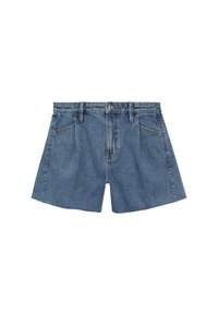 Pantalones cortos de mezclilla en azul claro, con una cintura alta, pliegues frontales y dos bolsillos laterales, cerrados con un botón y cremallera.