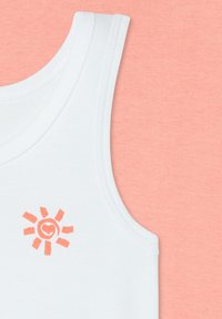 Biały, bezrękawnikowy top z okrągłym dekoltem, zdobiony wzorem słońca i serca w kolorze koralowym. Tło to miękka koralowa tkanina.