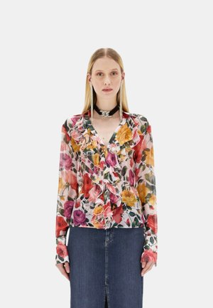 Blusa floreale in tessuto trasparente con parte anteriore arricciata, caratterizzata da fiori rossi, rosa e gialli su uno sfondo chiaro; maniche lunghe e chiusura con bottoni.