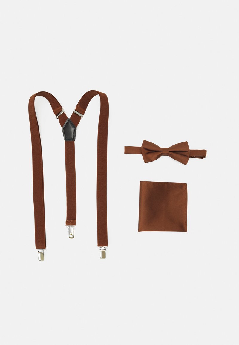 Brune stofholder med metalclips, matchende brun butterfly og lommetørklæde, alle med en glat tekstur og ensartet farve.
