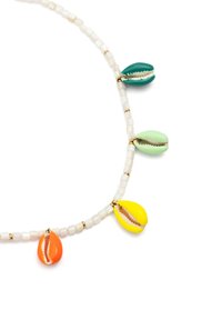 Kleurrijke schelpendoos met een hanger van oranje, gele, groene en turquoise schelpen, geregen aan een witte kralenketting met gouden accenten.