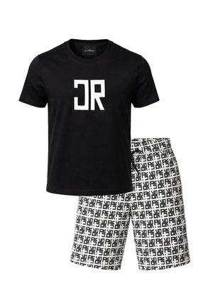 T-shirt nera a maniche corte con audace logo bianco "JR", abbinata a pantaloncini bianchi con motivo "JR" nero su tutta la superficie e vita con coulisse.