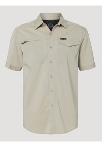 Beige overhemd met korte mouwen, knopen en kraag, twee borstzakken - één met klep en label, de andere met ritsdetail.