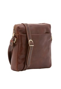 Borsa a tracolla in pelle marrone con chiusura a zip, tracolla regolabile, texture liscia e cuciture a contrasto. Forma rettangolare compatta.