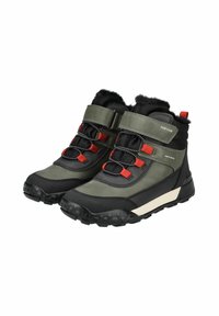 Botas impermeables verdes y negras con acentos rojos, que presentan un cuello acolchado, correas ajustables y una suela de goma texturizada para mayor tracción.