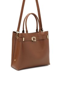 Barna bőrből készült válltáska két fogóval és levehető vállpánttal. Aranyszínű csat díszíti, és sima felületű.