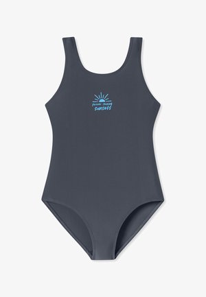 Dunkelgrau Badeanzug mit runder Ausschnitt, breiten Trägern und einem bedruckten blauen Sonnenmotiv sowie dem Text "Ewig Sonnenuntergänge jagen" auf der Vorderseite.