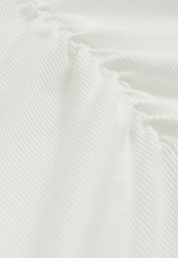 - Bluzka z długim rękawem