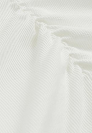 Tessuto bianco a coste con una sottile trama, che mostra delle arricciature. Aspetto morbido e liscio, adatto per abbigliamento o rivestimenti.