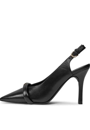 Décolleté slingback in pelle nera con punta affusolata, una fascia curva sul vamp e tacco a spillo. Finitura texture e cinturino alla caviglia regolabile.
