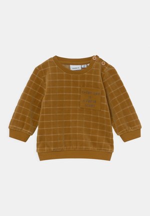 Brązowa bluza dla malucha w kratę z przednią kieszenią z napisem "Każdy dzień to nowy początek" oraz dwoma guzikami na lewym ramieniu.