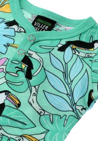 Zielony organiczny body wykonany z bawełny, z tropikalnym wzorem przedstawiającym tukany i liście. Zawiera dwa metalowe zatrzaski przy szyi.