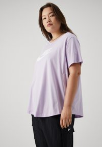 Nike Sportswear CLUB TEE - Apdrukāts T-krekls - violet mist